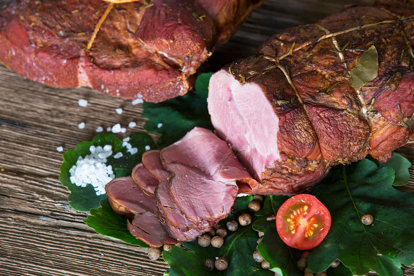 szynka z dzika wędzona