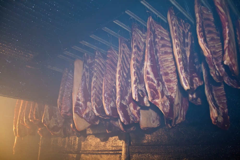 Zalety wędlin naturalnie wędzonych dymem