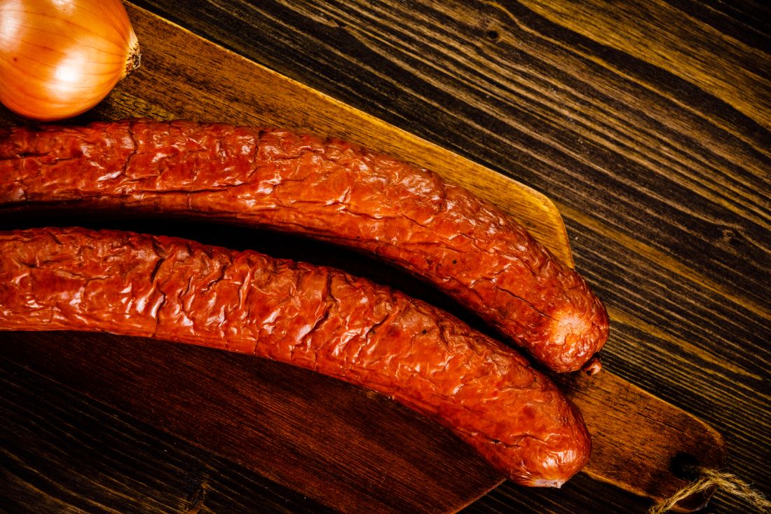 dwa pętka kiełbasy i cebula