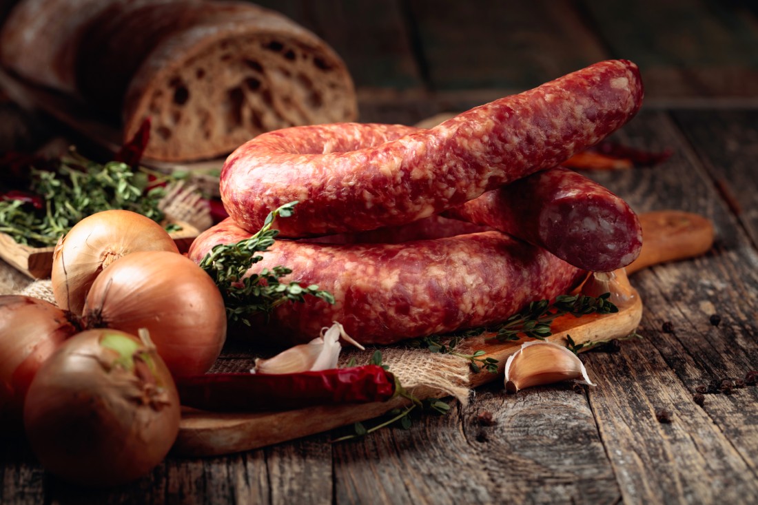kiełbasa i cebula na drewnianej desce