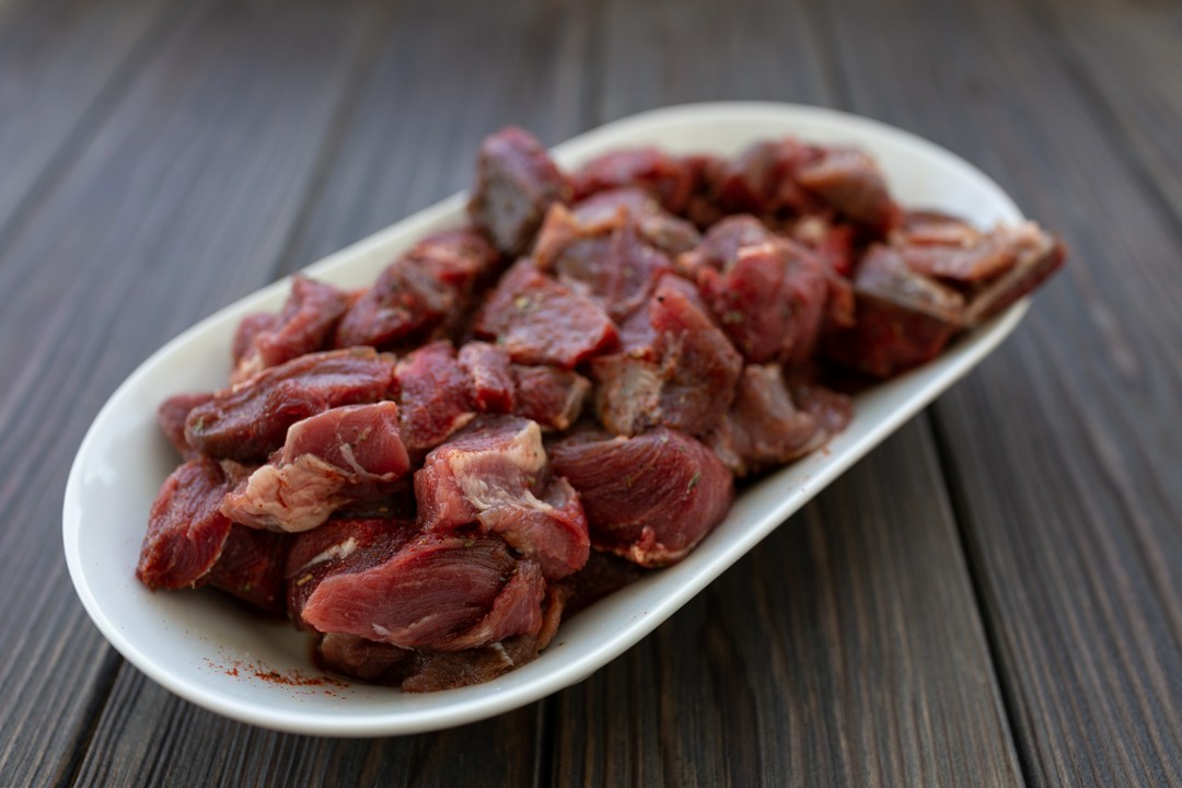 pokrojone w kostkę surowe mięso z dzika