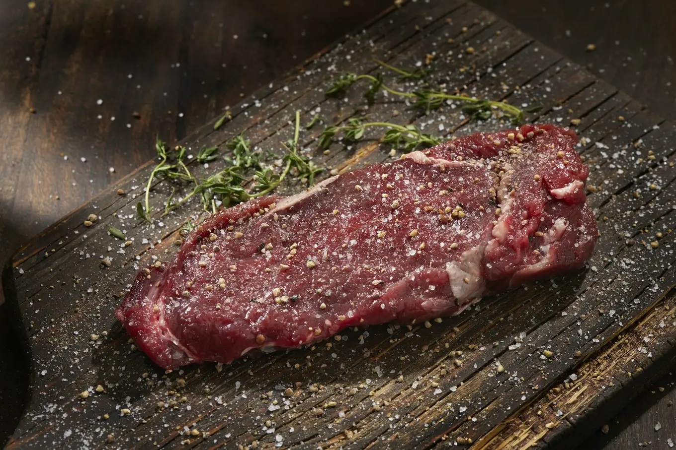 surowy stek z dziczyzny