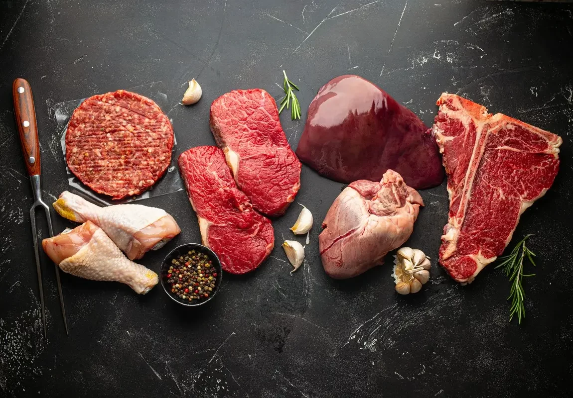 surowe mięso na blacie kamiennym