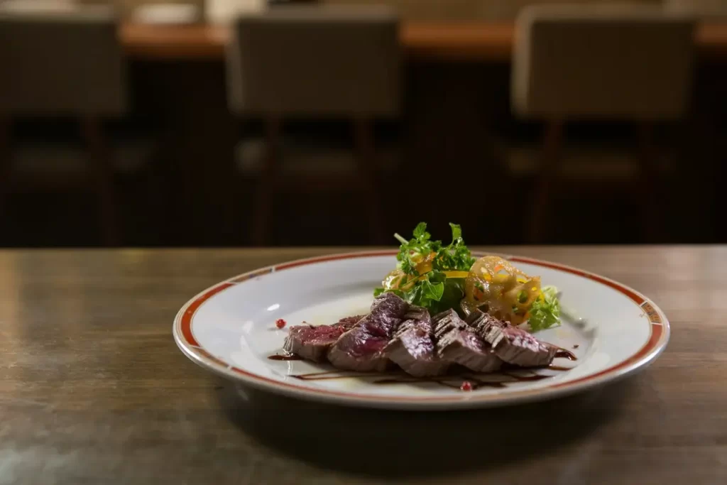 Jakie są najpopularniejsze potrawy z&nbsp;mięsa z&nbsp;jelenia w&nbsp;polskiej kuchni?